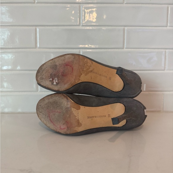 Manolo Blahnik Reata suede peep-toe Mary Jane pumps in grey size 37 - Picture 8 of 9